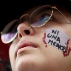 Un grupo de mujeres ecuatorianas organiza un plantón contra la violencia de género en Quito (Ecuador), en una fotografía de archivo.