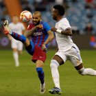 El delantero brasileño del Real Madrid, Vinicius Jr. (d), disputa el balón con su compatriota, el defensa del FC Barcelona, Dani Alves