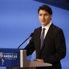 El primer ministro de Canadá, Justin Trudeau, habla en la sesión plenaria de la novena Cumbre de las Américas hoy, en el Centro de Convenciones de Los Ángeles, California (EE.UU.)