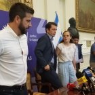 El ministro de Gobierno, Francisco Jiménez, defendió la decisión gubernamental de restringir la movilización de dos personas en una motocicleta y recordó que se trata de una decisión nacional, es decir, que debe aplicarse en todo el país. 

Jiménez se refirió al tema este viernes 10 de junio en el Palacio de la Gobernación del Guayas al ser consultado por medios sobre las protestas de grupos de motociclistas que usan ese vehículo como medio de trabajo. 

El funcionario alegó que hay cifras que demuestran una alta incidencia del uso de motocicletas en el cometimiento de actos ilícitos. Entre ellas, el 77 % de los asesinatos en Esmeraldas y el 60 % de los delitos en Guayas. 

"Entonces significa que tenemos un problema de inseguridad cuando andan dos personas en moto", argumentó.  

Jiménez también advirtió que si los municipios van a adoptar ordenanzas o medidas al respecto, deben hacerlo de conformidad con lo que decidió el miercoles la Agencia Nacional de Tránsito (ANT). 
El Gobierno recuerda a los municipios que deben ajustarse a la decisión sobre las motos