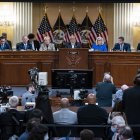 El comité selecto de la Cámara que investiga el ataque del 6 de enero al Capitolio de Estados Unidos celebra su primera audiencia pública.  EFE / Jabin Botsford /