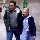 AME5724. ASUNCIÓN (PARAGUAY), 10/06/2022.- La alemana Anna Reiniger (d), madre de Clara, es vista acompañada de su esposo, Prem Vadehra (i), tras finalizar la audiencia de restitución en el Juzgado de la Niñez y la Adolescencia en el Palacio de Justicia, hoy en Asunción (Paraguay). Los alemanes Andreas Rainer Egler -padre de Clara Magdalena Egler, de 10 años- y Anna Maria Egler, madre de Lara Valentina Blank (11) asisten este viernes a una audiencia luego de haberse entregado en la víspera a las autoridades locales, que los buscaban por haber ingresado a Paraguay con sus dos hijas sin el permiso de sus otros padres. Las niñas, ahora en custodia de las autoridades, ingresaron el 27 de noviembre de 2021 a territorio paraguayo. Los adultos orginiarios de Alemania, que son pareja, viajaron junto a sus hijas producto de sus primeros matrimonios, sin informar a los otros padres. EFE/ Nathalia Aguilar