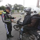 Agentes Tránsito realizan operativos para comprobar el cumplimiento de la medida.