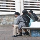 Un grupo de estudiantes de la unidad educativa Vicente Rocafuerte observa a otros compañeros jugar e interactuar en la hora de recreo.