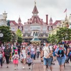Visitantes a la entrada del parque de DisneyLand París, en una imagen de archivo.