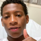 Gonzalo Plata se mostró tranquilo, luego de ser evaluado en e hospital, tras sufrir una lesión durante el partido ante Cabo Verde.