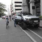 Guayaquil. El irrespeto es evidente al pie del Municipio. Autos se parquean todos los días sobre la ciclovía.