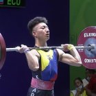 Alexis Endara, pesista nacido en Ambato, levanta sus brazos en señal de júbilo tras su éxito en suelo mexicano.