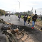 Ciudadanos caminan a sus trabajos por los cierres provocados por el Paro.