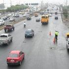 Bomberos se agolparon en el puente de la Unidad Nacional, que conecta Guayaquil y Durán para precautelar el orden.