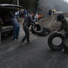 Grupo de más de personas bloquearon la vía con tierra y llantas.