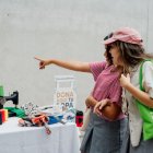 Los estudiantes del Alemán Humboldt se alistan para la realización del bazar.