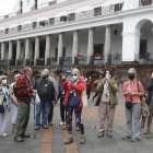 Escenario. Mientras se desarrollaban las movilizaciones, Carondelet tenía turistas.