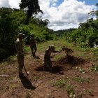 ACOMPAÑA CRÓNICA: PERÚ NARCOTRÁFICO - AME6309. VRAEM (PERÚ), 13/06/2022.- Miembros de las Fuerzas Armadas de Perú participan en un operativo para destruir una pista de aterrizaje clandestina, el 7 de junio de 2022, en las Montañas del Vraem de la amazonía del Perú.  A bordo de un helicóptero cargado con más de 300 kilos de explosivos, efectivos de las Fuerzas Armadas de Perú despegan a su habitual tarea de neutralizar pistas de aterrizaje usadas para exportar droga de la mayor cuenca cocalera del país, donde el narcotráfico convive en alianza con el terrorismo.Con este operativo, ya son ocho las pistas de aterrizaje inhabilitadas en la última semana en el Vraem de las quince que tienen localizadas las autoridades en esta zona, de donde sale la mayor parte de la cocaína del Perú, considerado como el segundo productor mundial de esta sustancia. EFE/ Sebastián Montalvo Gray