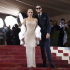 Kim Kardashian y Pete Davidson posan en la alfombra roja de la Met Gala 2022 en Nueva York (EE.UU.), el pasado 2 de mayo