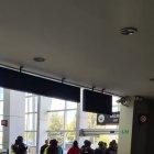 Arribo. Leonidas Iza llegó al aeropuerto de Latacunga, en Cotopaxi.