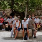 SEVILLA, 14/06/2022.- Unos turistas descansan sentados a la sombra junto a los Reales Alcázares de Sevilla hoy martes bajo la intensa ola de calor que mantiene en alerta a toda España, salvo Asturias y Canarias, con temperaturas extremas que dispararán los termómetros hasta los 43-44 grados en zonas del valle del Guadalquivir . EFE/Julio Muñoz