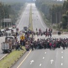 Miembros de comunidades indígenas obstaculizaron la vía en los sectores de Romerillo y el Chasqui, Latacunga.
