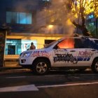 Los miembros de la Policía Nacional se concentran en el parque El Arbolito mientras unidades especiales de la Policía refuerzan sus filas.