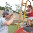 Momentos. En los días de descanso laboral, el parque y los juguetes del pequeño Alonso son el plan ideal.