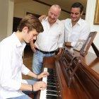 El asambleísta Guido Chiriboga y dos de sus tres hijos disfrutan de la música juntos.