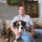 Patricio Alarcón, junto a su perro Mufasa, posando para el lente de EXPRESIONES.