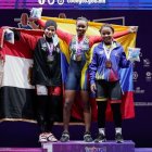 Palacios con las integrantes del podio de los 59 kg: Dubarney Sinisterra de Colombia (c), oro, y Hanin Elsayed de Egipto (i), bronce.