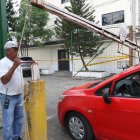 Debido a la inseguridad, varias manzanas de La Garzota están cerradas con puertas tipo pluma que son levantadas por guardianes, a quienes los habitantes les pagan un sueldo básico.