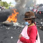 Escenario. Manifestantes quemaron llantas en el medio de la vía para bloquear la circulación de vehículos.