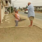 Aceras. En el vecindario, apenas unas viviendas tienen aceras y porque las familias las han construido, y eso dificulta la movilidad. La comunidad exige al Cabildo que atienda esa necesidad