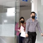 La consejera María Fernanda Rivadeneira llegó a la matriz del CNE para entregar los documentos de postulación.