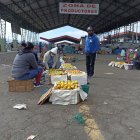Ambato. Productores rematan sus cosechas ante la paralización que impide movilizar los cargamentos.