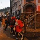 La macha de los estudiantes que empezó en el parque El Arbolito terminó en la iglesia de Santo Domingo con algunos disturbios