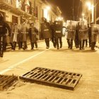 Los manifestantes intentaron sobrepasar las vallas que fueron colocadas para proteger al Palacio de Gobierno y entidades aledañas.