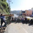 Varios camiones de carga y vehículos particulares tuvieron que ubicarse en fila. Sus conductores trataban de convencer a los manifestantes que les den paso para tratar de llegar a sus destinos.