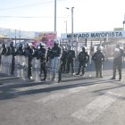 Control. La Policía resguarda los exteriores del Mercado Mayorista. Los comerciantes se han sumado al paro.