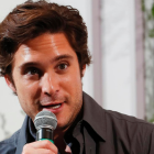 El actor mexicano Diego Boneta habla durante una rueda de prensa