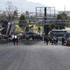 Hasta el medio día, la avenida Simón Bolívar, en el sector de La Argelia y San Martín de Porres, estaba cerrada. Protestantes quemaban neumáticos y obstruían el paso con ramas de árboles.