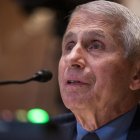 De 81 años, Fauci ha sido vacunado contra la covid-19 y ha recibido dos dosis de refuerzo en consonancia con las recomendaciones de las autoridades sanitarias de EE.UU