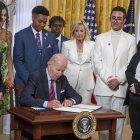 El presidente de los Estados Unidos, Joe Biden, participa en una ceremonia de firma de una orden ejecutiva sobre el avance de la igualdad para las personas LGBTQI+