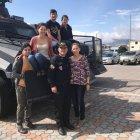 Recuerdos. El comandante, su esposa y cuatro hijos, en las actividades que comparten como familia.