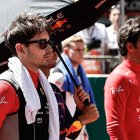 Los corredores de la escudería Ferrari Charles Leclerc y Carlos Sainz of Scuderia Ferrari (d)