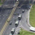 Recorrido. Decenas de militares recorren los bloqueos en la Panamericana E35 para retirar los obstáculos.