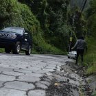 Peligro. La vía Camino de los Conquistadores no cuenta con aceras en varios tramos y donde sí hay aceras, la vegetación crecida es un obstáculo.