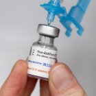 Una enfermera prepara una vacuna contra la covid-19