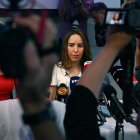 En una rueda de prensa en Londres tras conocer la decisión, Stella Assange, que contrajo matrimonio con el activista en marzo, se mostró consternada por la aprobación de la extradición.