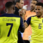 Pervis Estupiñán (i) y Byron Castillo de Ecuador celebrando un gol