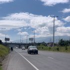 En horas de la mañana muchas personas que se dirigían al aeropuerto Internacional Mariscal Sucre se encontraron con la vía bloqueada, generando a más de uno inconvenientes.