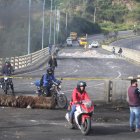 PARO NACIONAL CIERRE DE VIAS  LA POLICIA ABRIÓ LA AVENIDA SIMÓN BOLÍVAR A LA ALTURA DE GUALO INGRESO A LLANO CHICO .René Fraga Quito 17 de junio del 2022 Agencia ( ag - expreso ag extra)