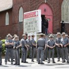 El joven blanco de 18 años que asesinó a diez personas negras el pasado mayo en un supermercado de la localidad neoyorquina de Búfalo compareció este jueves por primera vez ante un juez después de haber sido imputado de 13 crímenes de odio y otros 13 delitos por los que podría ser condenado a muerte, informaron medios locales.